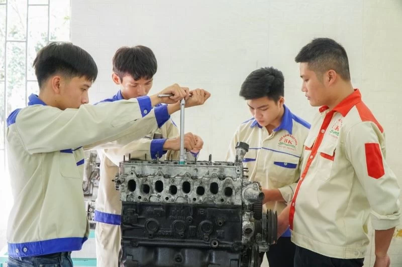 Phòng học nhiên liệu ngành ô tô đạt chuẩn ETEK GREEN