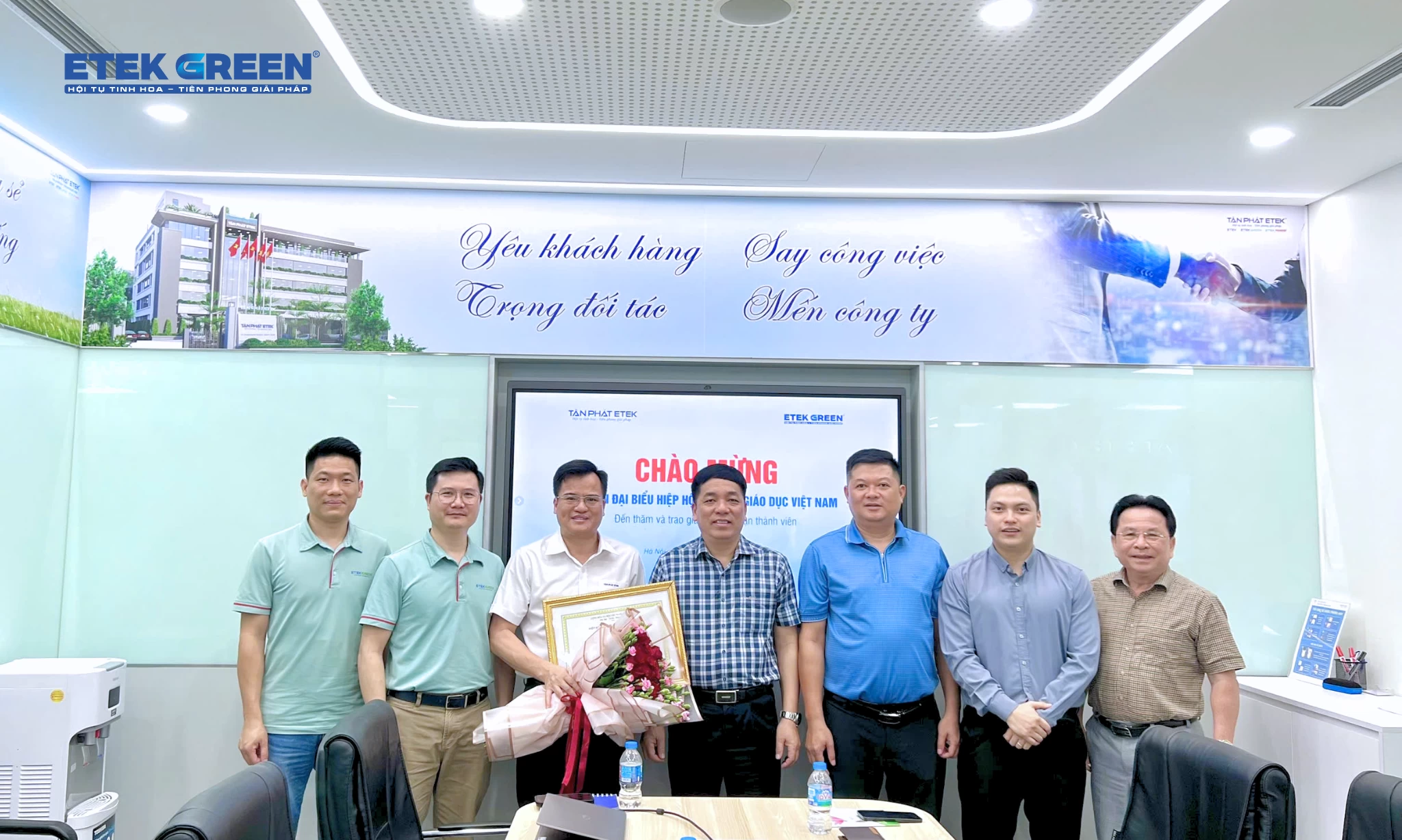 Hiệp hội Thiết bị Giáo dục Việt Nam trao chứng nhận hội viên cho ETEK GREEN